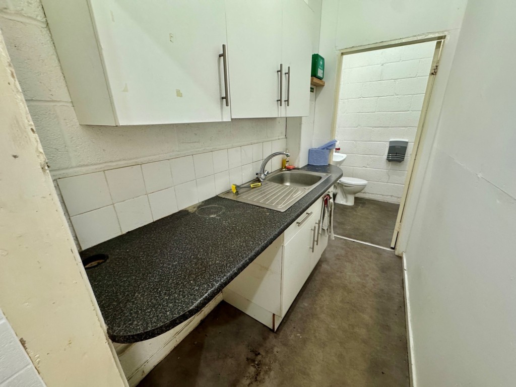 Lot: 58 - PERIOD CITY CENTRE FREEHOLD SHOP AND UPPER PARTS WITH POTENTIAL - Ground floor kitchen